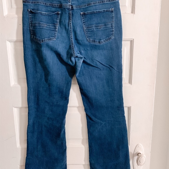 Medium wash curvy-bootcut jeans - Picture 5 of 6